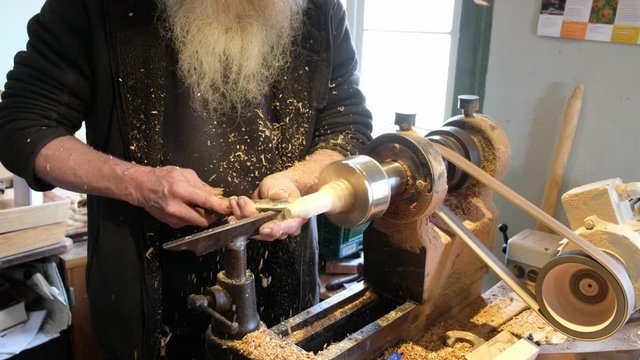 H&auml;nde arbeiten mit Holzst&uuml;ck an einer Drehmaschine oder Drechselbank