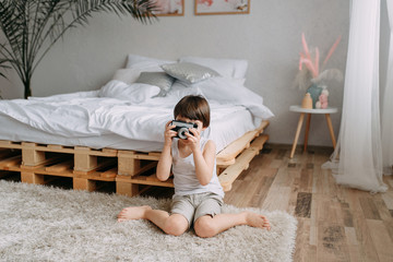 Obraz na płótnie Canvas A child takes pictures at home