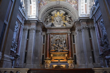 Fototapeta na wymiar altare di una chiesa di Firenze