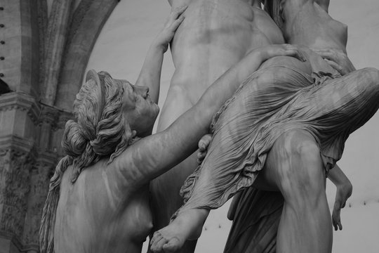 dettaglio statua in bianco e nero 