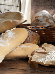 Pane e filoni su un tavolo di legno tradizionale italiano