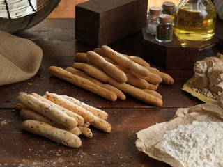 Grissini e pane su un tavolo tradizionale in legno italiano
