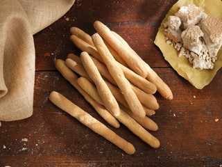 Grissini su un tavolo in legno tradizionale italiano