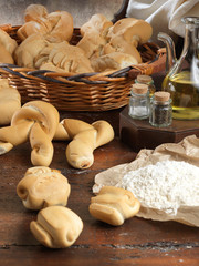 Fototapeta na wymiar Pane tradizionale italiano su un tavolo in legno