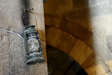 VECCHIA LAMPADA SU MURO DI PIETRA - OLD LAMP ON STONE WALL