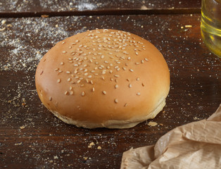 Pane singolo italiano su un piano tradizionale in legno