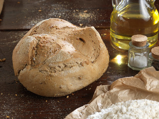 Pane singolo italiano su un piano tradizionale in legno