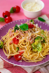 Healthy spaghetti with ham, broccoli and tomato