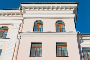 Obraz premium Fragment of a building with new Windows