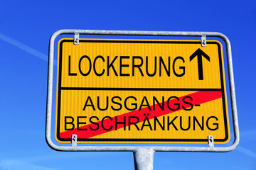 Ein Schild mit Lockerung der Ausgangsbeschränkung in Deutschland