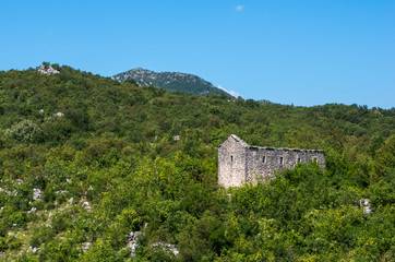 Fototapeta na wymiar ruins of the old stone house, montenegro