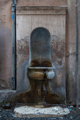 Antigua fuente urbana en Roma, barrio antiguo