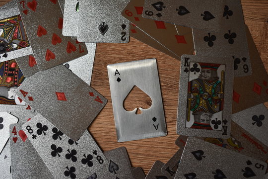 Cartas de poker Texas holdem, cartas en mesa de madera, poker, cartas, suerte, oro, gold, ace, cardar, apostar, jugada, mapa, azar, ganar, dinero, mesa, blanco, juego, azar, 