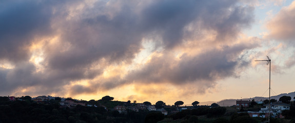 ponoramica cielo rogizo