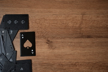 Cartas de poker Texas holdem, cartas en mesa de madera, poker, cartas, suerte, oro, gold, ace, cardar, apostar, jugada, mapa, azar, ganar, dinero, mesa, blanco, juego, azar, 