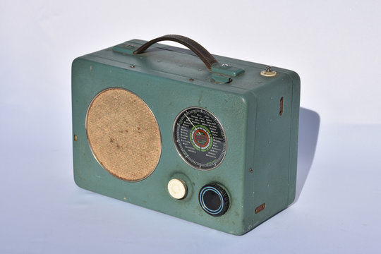 Radione, R9, Radione R9, Radio, Radioger&auml;t, tragbar, Kofferradio, Tischger&auml;t, Skala, Lautsprecher, Zeiger, Mittelwelle, Kurzwelle, Langwelle, AM, Drehregler, Sendereinstellung, Lautst&auml;rke, Lautspreche