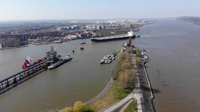 Ausblick und Rundumsicht auf Hamburg, den Hamburger Hafen und die Elbe während der Corona Pandemie