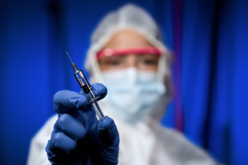 Personal mit Spritze Impfstoff Impfspritze Medizin Labor und Forschung Arzt