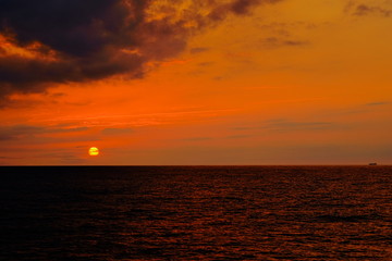 水平線に沈む夕日