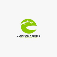 Fototapeta premium Green leaf logo design vector. Letter E illustration symbol. Leaves natural vector icon.