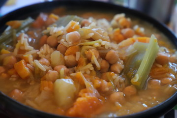 plat cuisinée  viande  riz,  pois chiches ,  cardons carrottes 