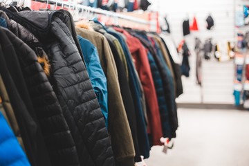 Obraz premium rack of new clothes on hangers in a department store