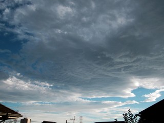 雲が垂れ下がり始める空