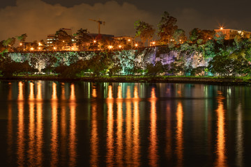 Fototapeta na wymiar Kangaroo point cliffs Brisbane a climbing and tourist destination at night with water reflections in the Brisbane river
