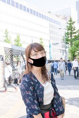 Fototapeta premium マスクをする女性