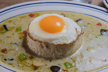 目玉焼きが乗ったグリーンカレー