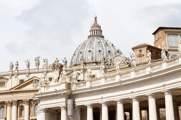 Obraz premium A group of Saint Statues on the colonnades of St Peter's Square with dome in Vatican City, Rome, Italy