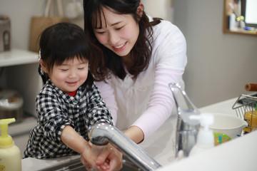 手洗いする親子