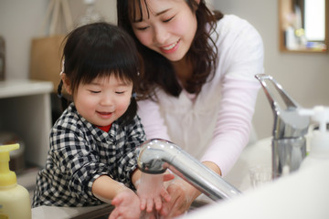 手洗いする親子
