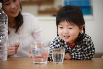 水を飲む親子