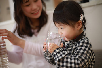 水を飲む親子