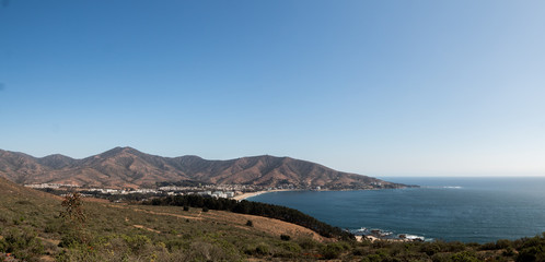 ciudad costera y cerros