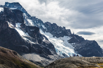 montaña, glaciar y personas