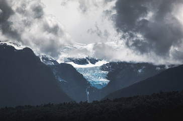 glaciar y montañas