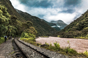 Fototapeta na wymiar vías del tren junto al río