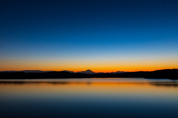 狭山湖に反射する夕焼け