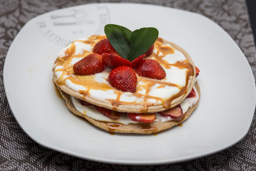 hotcakes saludables con fresas frescas