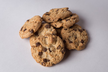 varias galletas sobre un fondo blanco