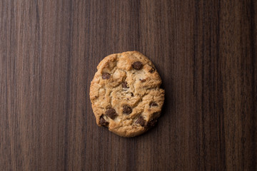 galleta sola sobre una mesa de madera