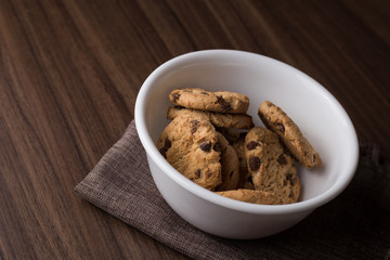 galletas en un plato blanco en un fondo de madera