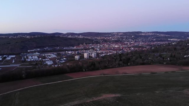 Flug mit der Drohne in Richtung Esslingen &uuml;ber Felder und Acker bei Abend D&auml;mmerung w&auml;hrend Corona Krise