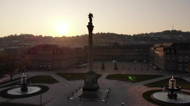 Schlossplatz in Stuttgart an der K&ouml;nigstra&szlig;e bei Sonnenaufgang Sonnenuntergang w&auml;hrend der Corona Pandemie