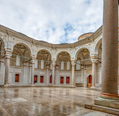 Fototapeta premium Stary meczet w Stambule z minaretami i dziedzińcem