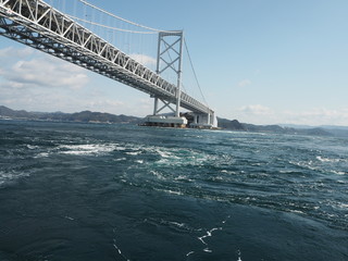 Fototapeta na wymiar 海に掛かる橋