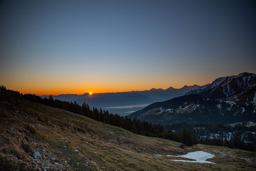 Sonnenaufgang &uuml;ber dem Thunersee, Schweiz