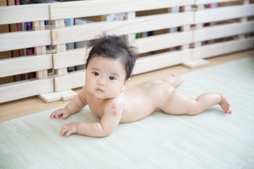裸の赤ちゃん